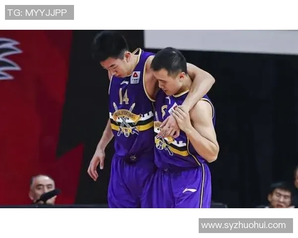 南京篮球队近期状态引发热议球迷对球队表现的不同看法与争论